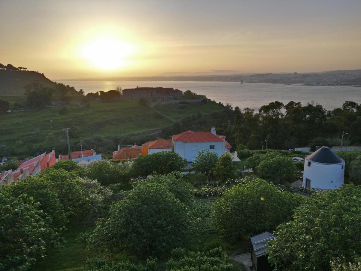 Ola Belem! Cozy Windmill, Stunning Views To Lisboa Bed and Breakfast Caparica Buitenkant foto