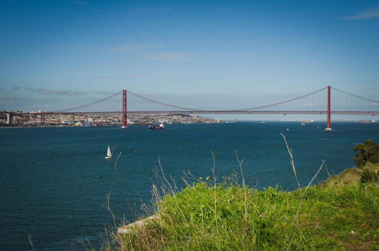 Ola Belem! Cozy Windmill, Stunning Views To Lisboa Bed and Breakfast Caparica Buitenkant foto
